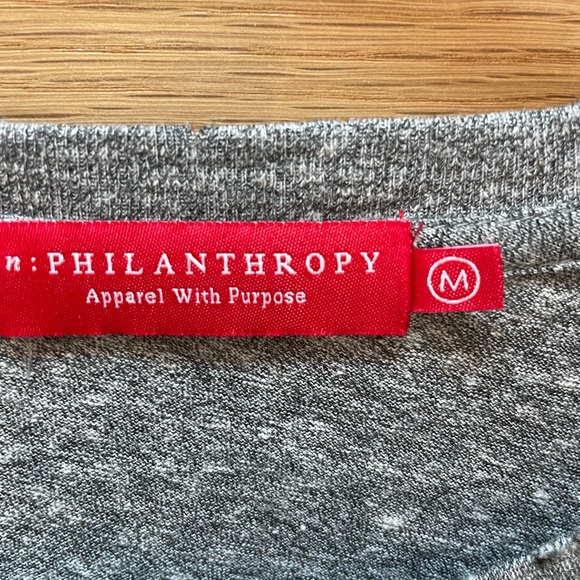 Philanthropy Distressed Keyhole Knit Tee in Gray. Size Medium - Picture 2 of 6